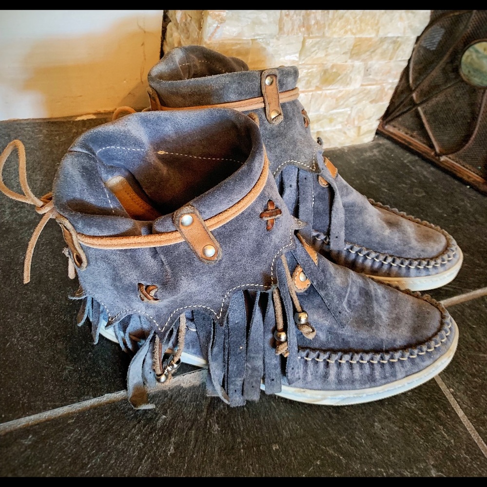 El Vaquero fringe leather moccasin boots
